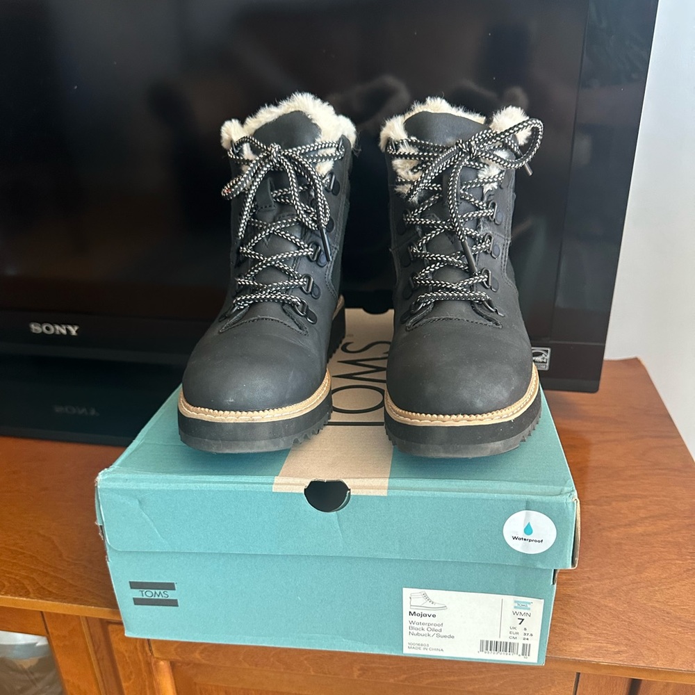 Toms Mojave waterproof winter boot black Size 7